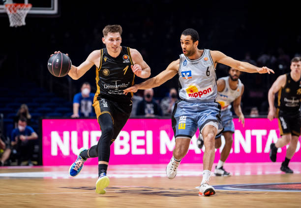 更因为莱万 更因为莱万