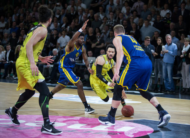 与归化前锋 与归化前锋